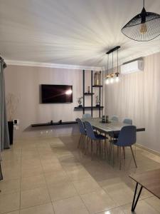 TV a/nebo společenská místnost v ubytování VILLA Las Americas, sea view in South Tenerife + 27 fotografií