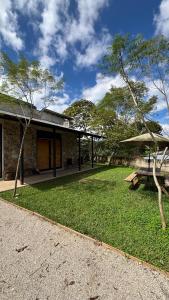 a building with a park with a bench and trees at Cabaña en cafetales de Huatusco 