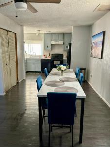 a dining room with a table and chairs and a kitchen at Charming Midwest 3 Bedrooms 2 Bathrooms in Altus +23 photos