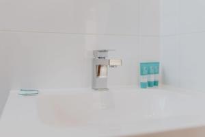 lavabo con grifo y pasta de dientes en Cedar House ~ Family Fun!, en Bicheno 23 fotos más