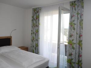 Llit o llits en una habitació de Gasthof zur Post