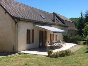 a house with a table and chairs in front of it at Maison Périgord Dordogne, Animaux, Jardin, Cheminée - FR-1-616-159 in Lalinde