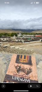 ein Bild einer Skateboardrampe auf einem Parkplatz in der Unterkunft Peace guesthouse cottage in Pokhara