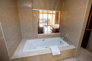 Ένα μπάνιο στο Landmark Mekong Riverside Hotel