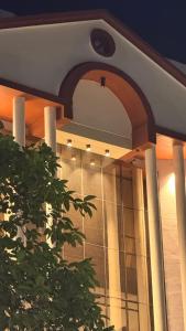 a building with an arch in the ceiling and a tree at Sagar Bhavan, Ayutthaya Hotels in Sītāpur Mūāfi +7 photos