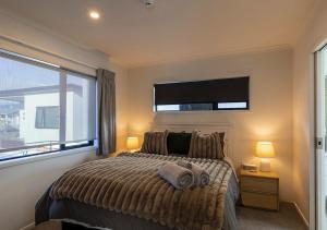 Un dormitorio con una cama grande con una ventana grande. en Central Studios, en Westport