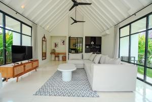 TV a/nebo společenská místnost v ubytování Luxury 3BR Villa Sehmagi Butler Service & Views