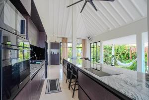 TV a/nebo společenská místnost v ubytování Luxury 3BR Villa Sehmagi Butler Service & Views