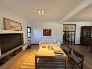 Una televisión o centro de entretenimiento en Casa de Campo Nature Families