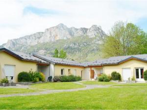 莱卡巴讷Chalet confortable 4 pers avec terrasse - API-1-52-391的以山为背景的房子