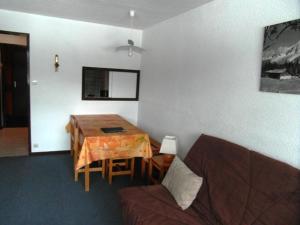 ein Wohnzimmer mit Tisch und Couch in der Unterkunft Sublime appartement au cœur du Praz de Lys pour 5 pers, proche commerces et pistes ! - FR-1-815-17 in Le Praz de Lys
