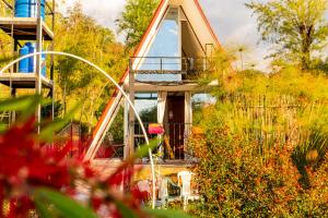 a house with a balcony in a garden at Hospedaje Rural La Fortaleza in San Miguel
