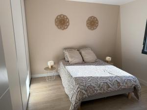 een kleine slaapkamer met een bed en een tafel bij Gîte paisible dans la campagne de Bressolles, animaux admis - FR-1-489-596 in Bressolles