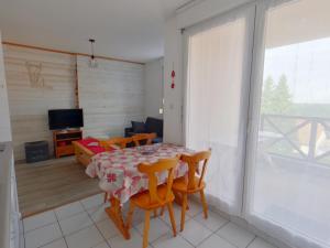 Posezení v ubytování Appartement confortable au pied des pistes - 4 pers - FR-1-834-16 + 4 fotografie