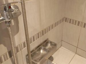 ein Badezimmer mit einem Metallwaschbecken in der Dusche in der Unterkunft Gîte troglodytique typique et cosy pour escapade paisible - FR-1-410-484 in Flée + 13 Fotos