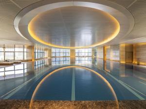 Bazén v ubytování Sofitel Hangzhou Yingguan-Olympic Center Hotel nebo v jeho okolí