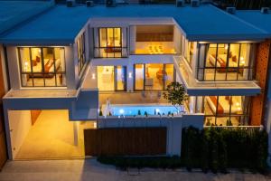 een luchtzicht op een huis 's nachts bij Coconus Pool Villa 阿丽莎 泳池别墅 in Ban Pak Lak