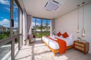 een hotelkamer met een bed en een groot raam bij Coconus Pool Villa 阿丽莎 泳池别墅 in Ban Pak Lak