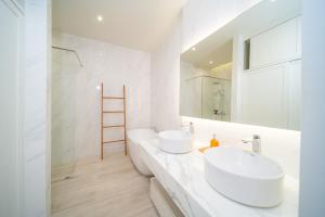 een witte badkamer met 2 wastafels en een spiegel bij Coconus Pool Villa 阿丽莎 泳池别墅 in Ban Pak Lak +18 foto's