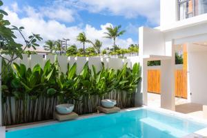 een huis met een zwembad en planten bij Coconus Pool Villa 阿丽莎 泳池别墅 in Ban Pak Lak