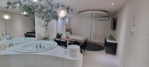 um banheiro amplo e branco com duas pias e uma escrivaninha em 전주 호텔아이 em Hyoja-dong mais 8 fotografias