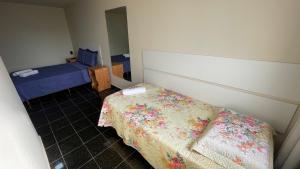 ニテロイにあるCaminho de Itacoatiaraのベッド1台とベッドサイドサイドサイドサイドサイドサイドサイドサイドサイドサイドサイドサイドサイドサイドサイドサイドサイドサイドサイドサイドサイドサイドサイドサイドサイドサイドサイドサイドサイドサイドサイドサイドサイドサイドサイドサイドサイドサイドサイドサイドサイドサイドサイドサイドサイドサイドサイドサイドサイドサイドサイドサイドサイドサイドサイドサイドサイドサイドサイドサイドサイドサイドサイドサイドサイドサイドサイドサイドサイドサイドサイドサイドサイドベッド付きベッド付きベッド付きベッド付きベッドを使用してベッドを使用してコンサイドサイドサイドサイドサイドサイドサイドサイドサイドサイドサイドサイドサイドサイドサイドサイドサイドサイドサイドサイドサイドサイドを使用してベッドを使用してベッドを使用してベッドを使用してベッドを使用してベッドを使用してコンサイドを使用してコンサイドを