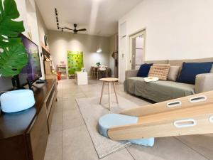 努沙再也Afiniti Residensi Legoland Medini的带沙发和电视的客厅