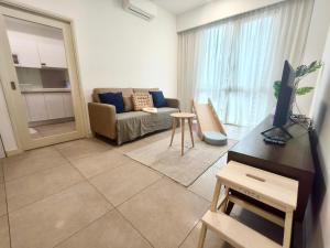 努沙再也Afiniti Residensi Legoland Medini的带沙发和桌子的客厅