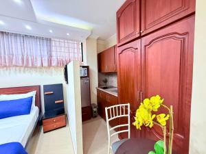 マチャラにあるSuite en Unioroの小さなベッドルーム(ベッド1台、テーブル、椅子付)