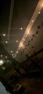 Hostel Barato Zona Sul في بورتو أليغري: جناح طائرة مع أضواء على السقف