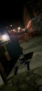 Hostel Barato Zona Sul في بورتو أليغري: طاولة نزهة في منتصف الفناء في الليل