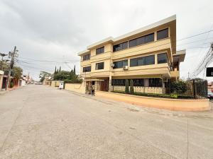 マチャラにあるSuite en Unioroの建物の前の空いている通り