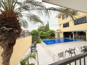 マチャラにあるSuite en Unioroのヤシの木があるヴィラ +5枚の写真