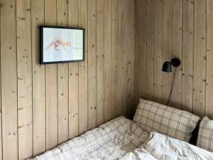 une chambre avec un lit et un tableau au mur dans l'établissement Mountain Cabin With Views Of Snasahøgarna, à Rundhögen