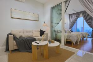sala de estar con sofá y 2 camas en Quill Comport Suits KLCC, en Kuala Lumpur 1 foto más