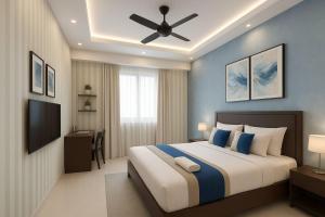 een slaapkamer met een groot bed met een plafondventilator bij VIP Hotel Residency Puri Inn - Top-Rated Luxury Hotel - Near Sea Beach & Sea Facing Rooms In Puri - AC Rooms #Lift - Free Wi-Fi & Parking - A Best Luxury Hotel Inn Puri Book Now in Puri +12 foto's