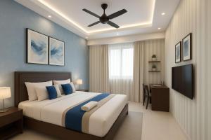 een slaapkamer met een groot bed met een plafondventilator bij VIP Hotel Residency Puri Inn - Top-Rated Luxury Hotel - Near Sea Beach & Sea Facing Rooms In Puri - AC Rooms #Lift - Free Wi-Fi & Parking - A Best Luxury Hotel Inn Puri Book Now in Puri