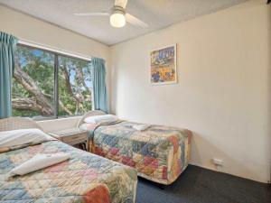 Postel nebo postele na pokoji v ubytování Beachside Resort Living with heated pool spa sauna - Sandcastles 219