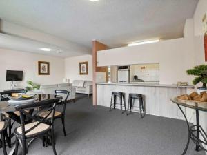 Kuchyň nebo kuchyňský kout v ubytování Beachside Resort Living with heated pool spa sauna - Sandcastles 219