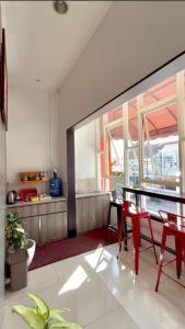 Posezení v ubytování The Cabin Tanjung Yogyakarta