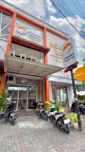 The Cabin Tanjung Yogyakarta في يوغياكارتا: مجموعة من الدراجات النارية متوقفة أمام المبنى +16 صورة