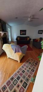 uma sala de estar com uma cama e um sofá em Humble Abode em Stone Mountain