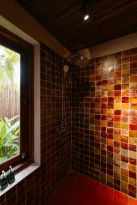 une salle de bain avec douche et fenêtre dans l'établissement Thala Tra Vinh, à Trà Vinh