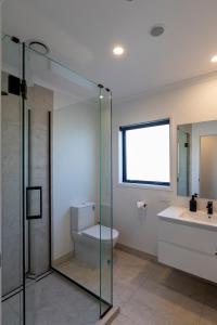 Un baño con ducha de cristal y un inodoro. en Central Studios, en Westport 13 fotos más