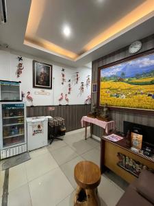 TV a/nebo společenská místnost v ubytování The Cabin Tanjung Yogyakarta + 9 fotografií