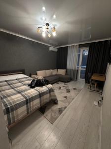 バルツィにあるApartamentのベッドとソファのある寝室