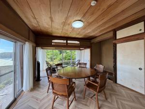 a dining room with a table and chairs at BlueTree稲取 in Higashiizu