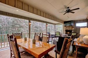 a dining room with a table and chairs at Floralia in Highlands
