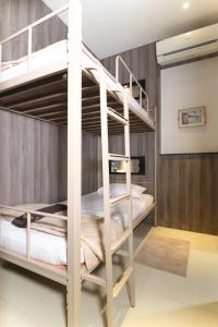 Postel nebo postele na pokoji v ubytování The Cabin Tanjung Yogyakarta