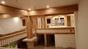 蒂鲁帕蒂RKVilla的一间大房间,房子里设有楼梯